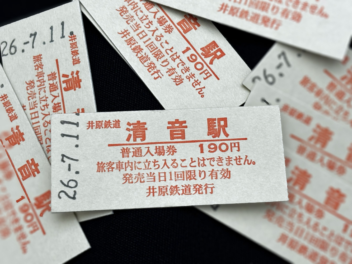 東京のちよだプラットフォームスクウェア1階の「ガチャ＠ちよだ」で井原鉄道「赤い切符」を販売